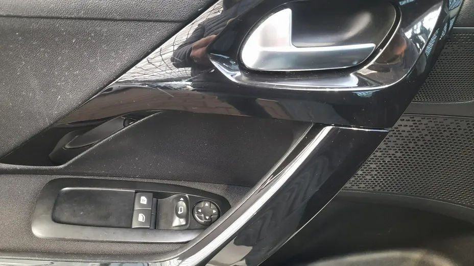 PEUGEOT 208 -