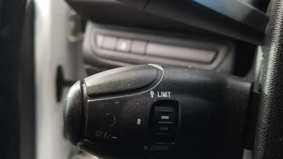 PEUGEOT 208 -
