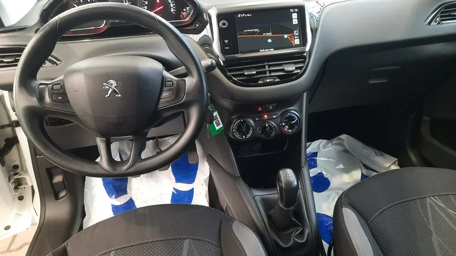PEUGEOT 208 -