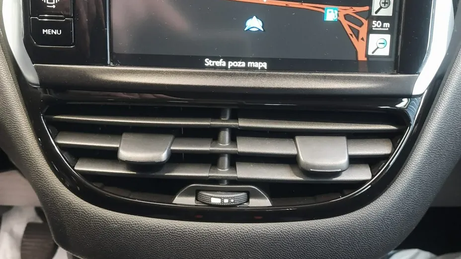 PEUGEOT 208 -