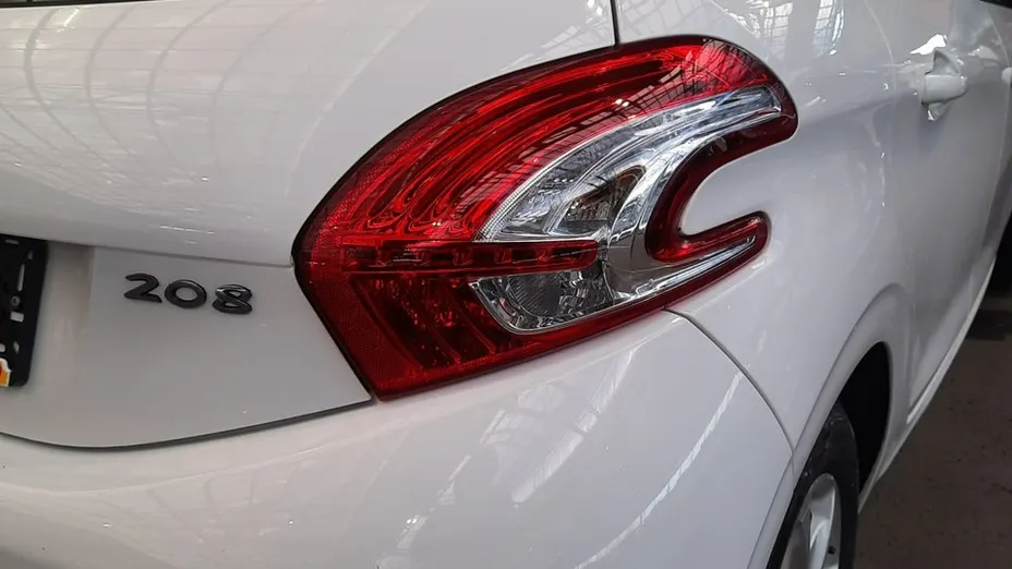 PEUGEOT 208 -