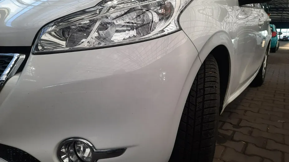 PEUGEOT 208 -