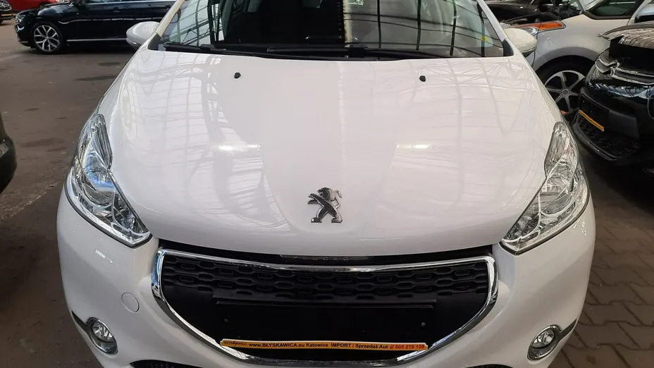 PEUGEOT 208 -