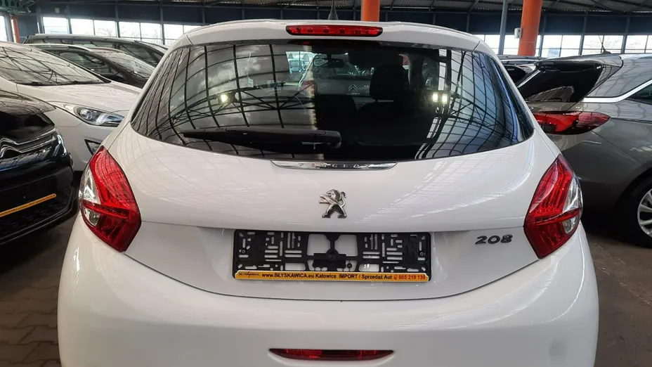 PEUGEOT 208 -