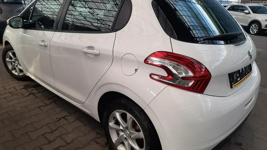 PEUGEOT 208 -