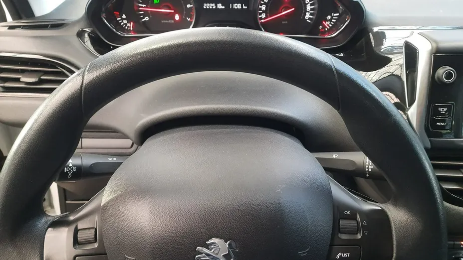 PEUGEOT 208 -