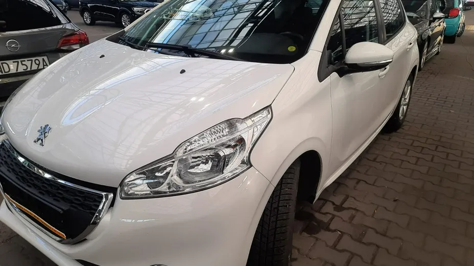 PEUGEOT 208 -