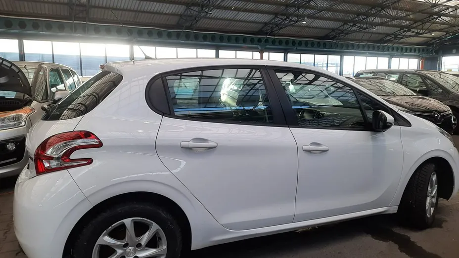 PEUGEOT 208 -