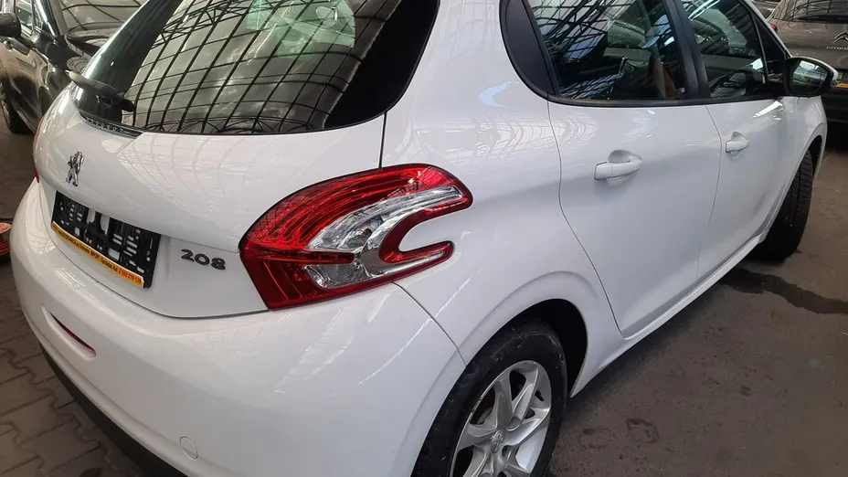 PEUGEOT 208 -