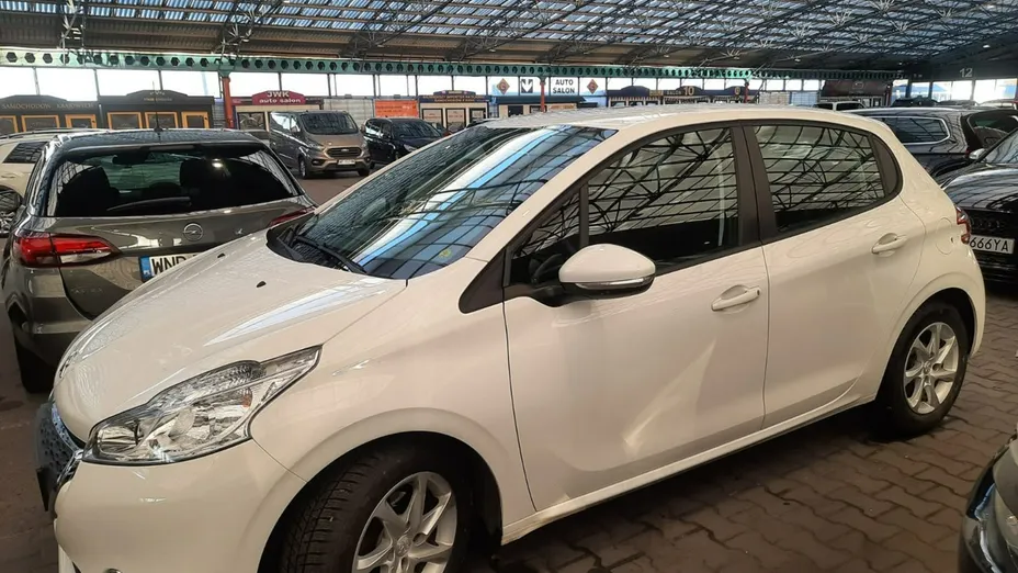 PEUGEOT 208 -