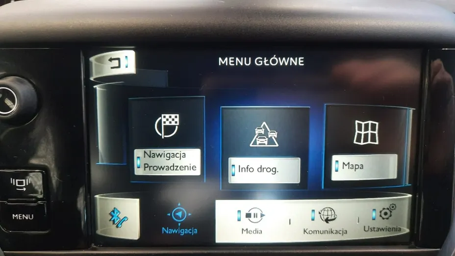 PEUGEOT 208 -