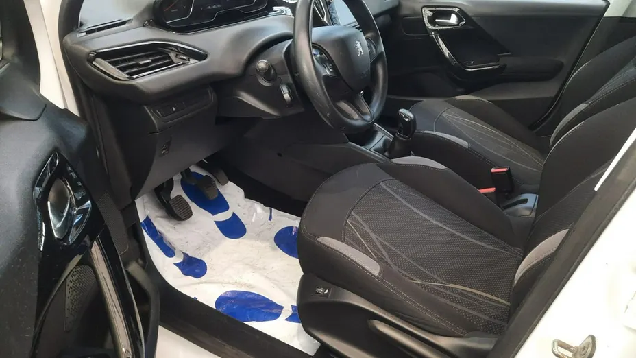 PEUGEOT 208 -
