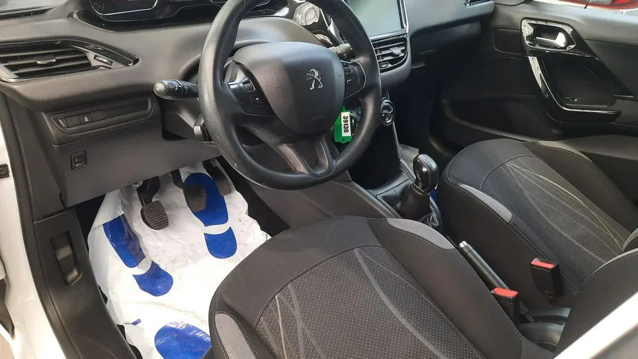 PEUGEOT 208 -