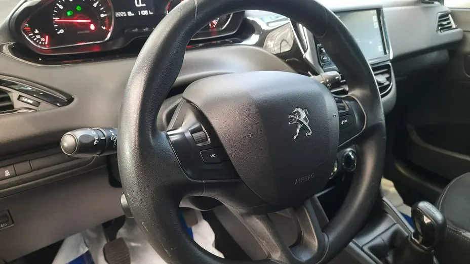 PEUGEOT 208 -