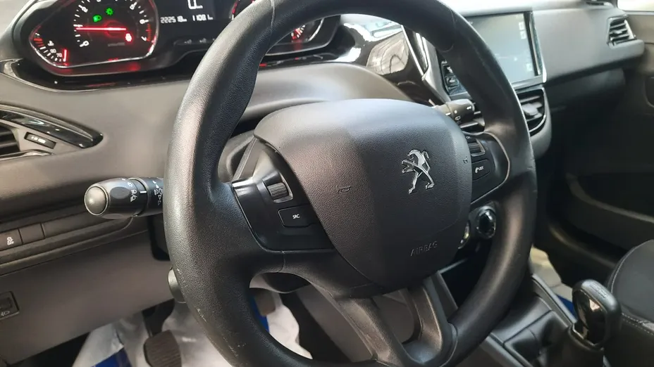 PEUGEOT 208 -