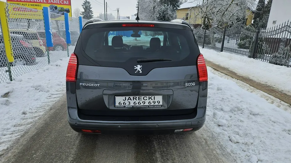 PEUGEOT 5008 -