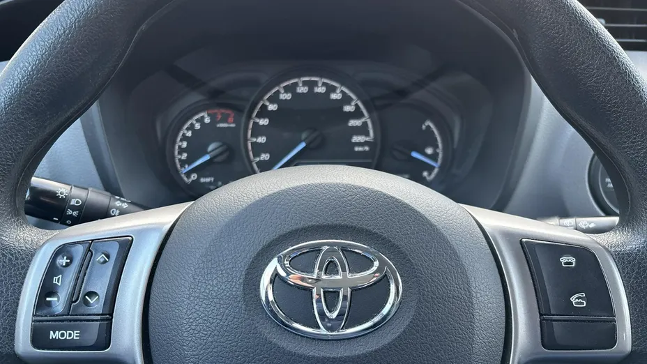 TOYOTA Yaris -