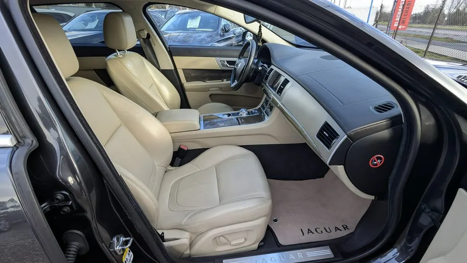 JAGUAR XF -