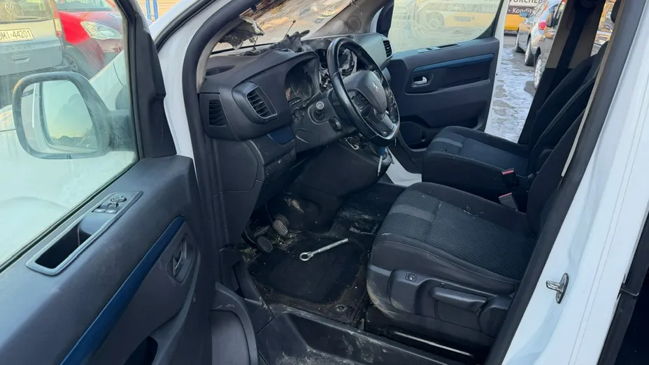 PEUGEOT Traveller -