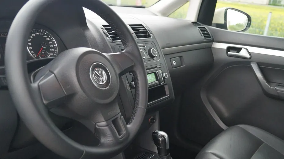 VOLKSWAGEN Touran -