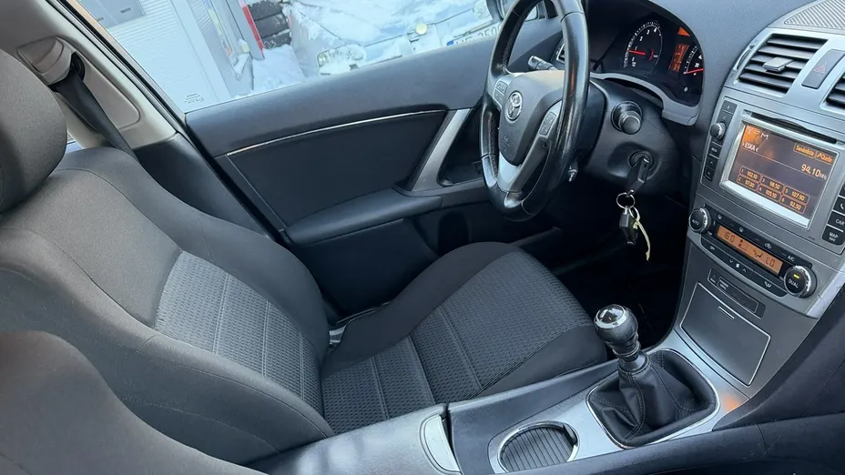 TOYOTA Avensis -