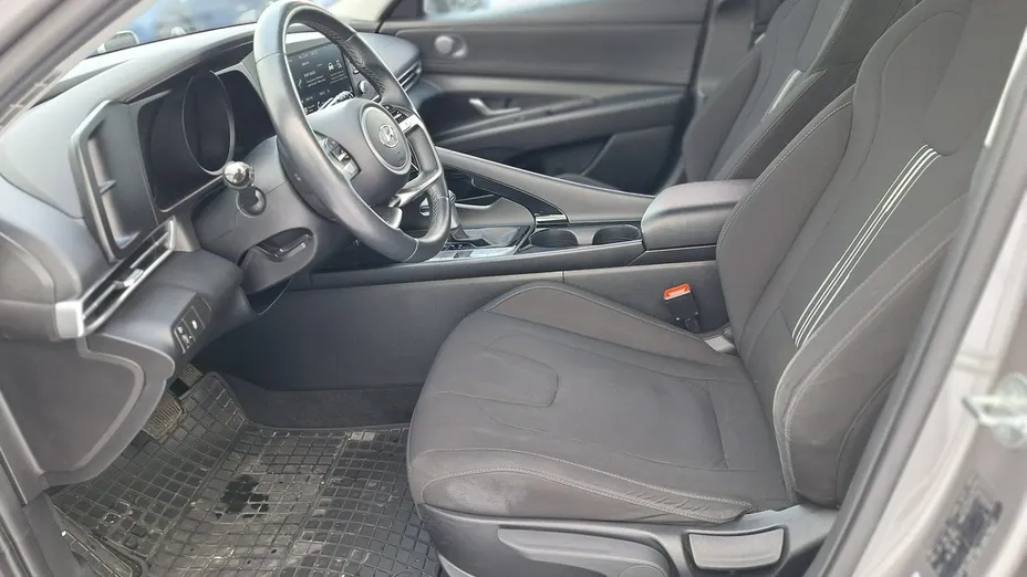 HYUNDAI Elantra -
