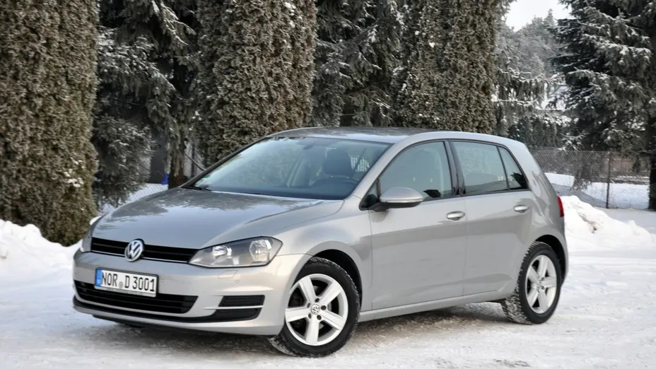 VOLKSWAGEN Golf -