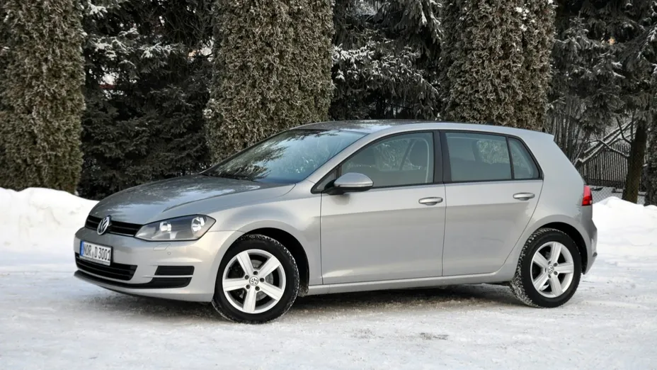VOLKSWAGEN Golf -