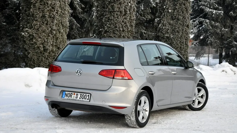VOLKSWAGEN Golf -