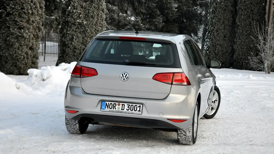 VOLKSWAGEN Golf -