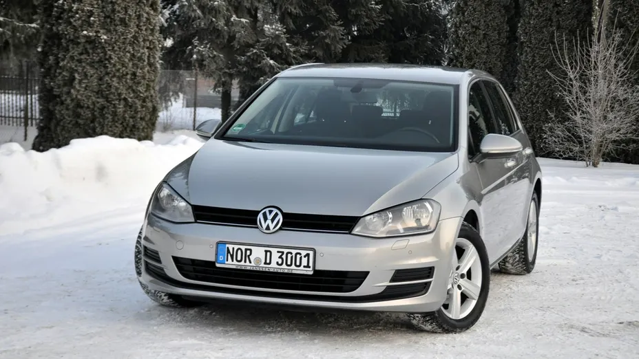 VOLKSWAGEN Golf -