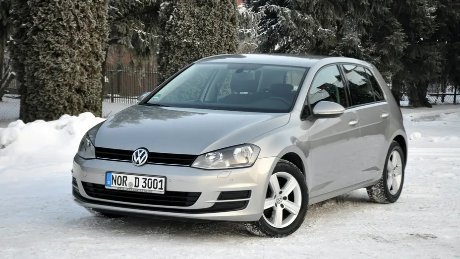 VOLKSWAGEN Golf -