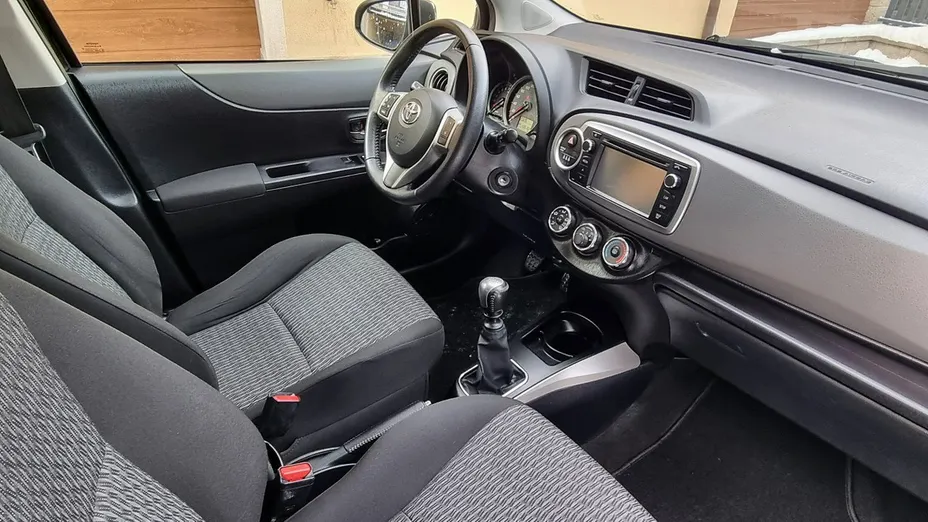 TOYOTA Yaris -