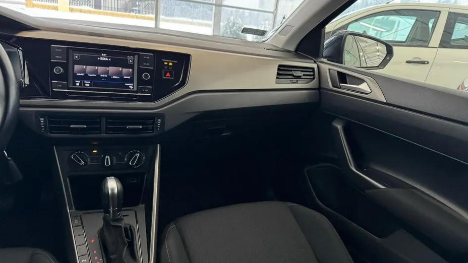 VOLKSWAGEN Polo -