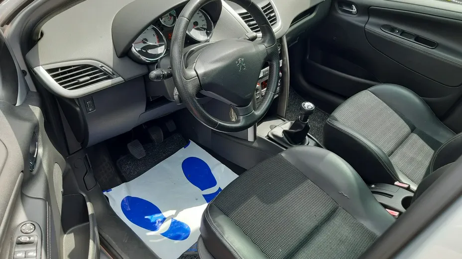 PEUGEOT 207 -