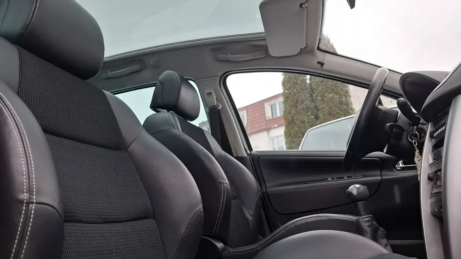 PEUGEOT 207 -