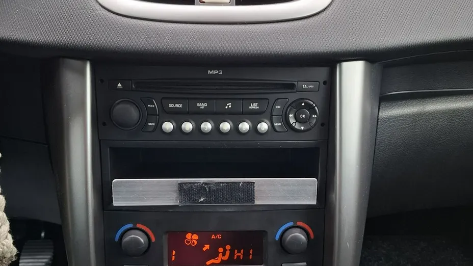 PEUGEOT 207 -