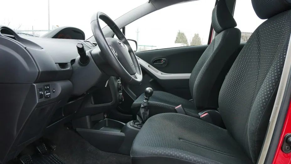 TOYOTA Yaris -