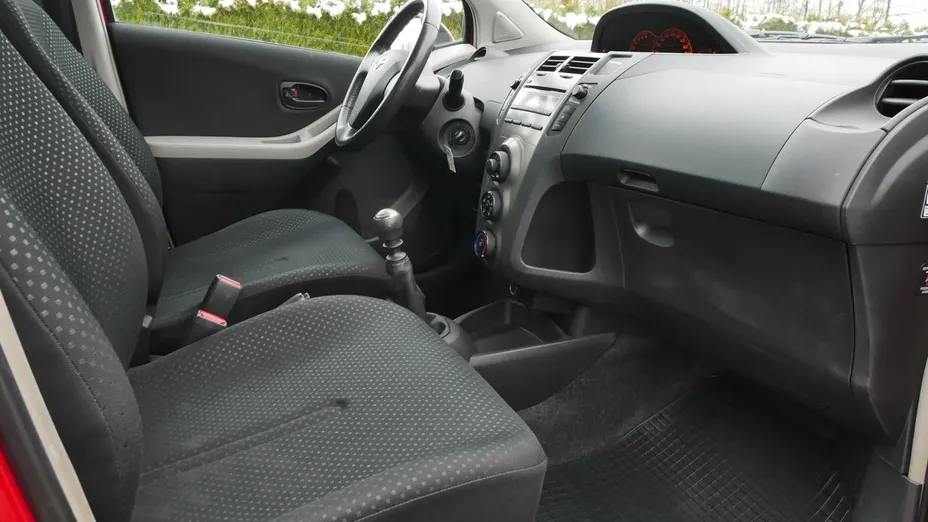 TOYOTA Yaris -