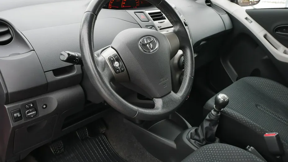TOYOTA Yaris -