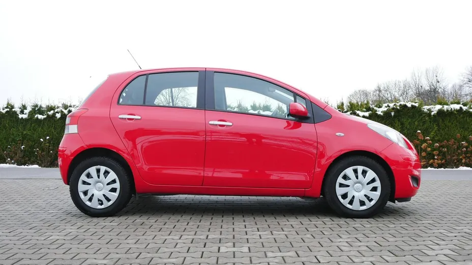 TOYOTA Yaris -