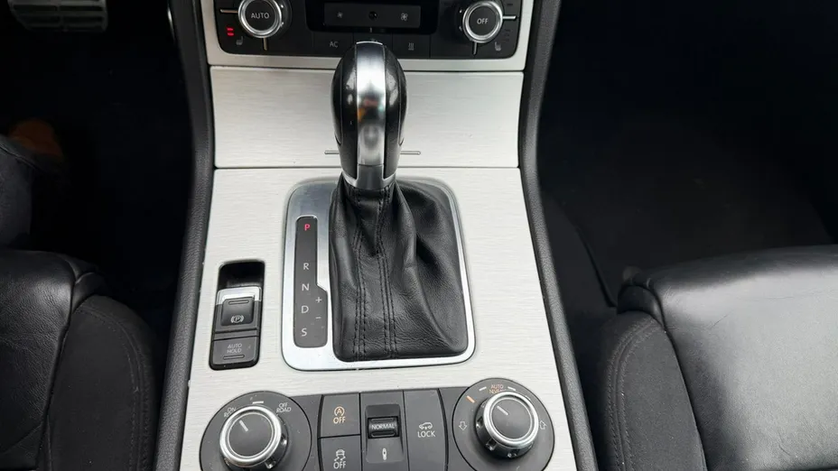 VOLKSWAGEN Touareg -