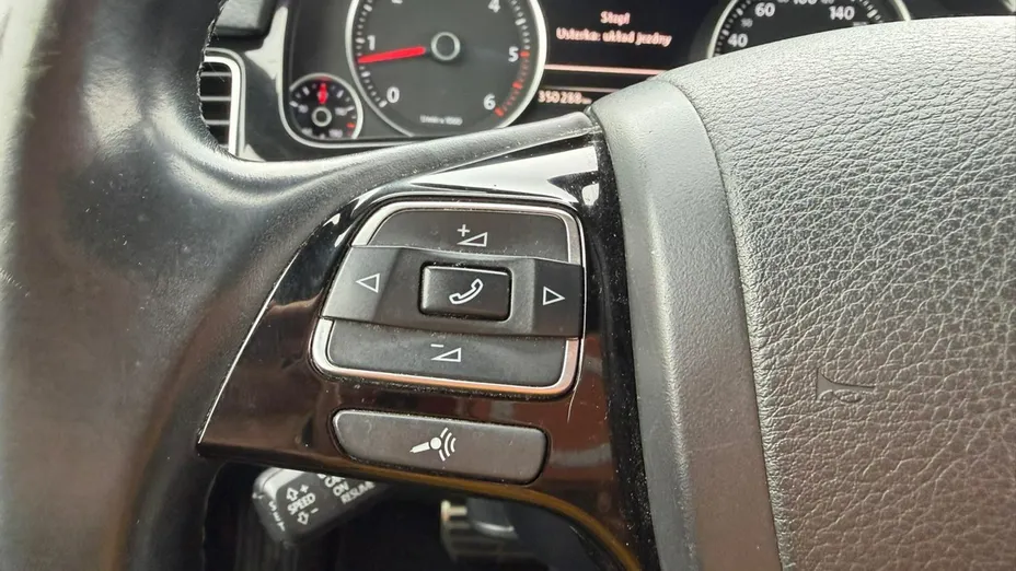 VOLKSWAGEN Touareg -