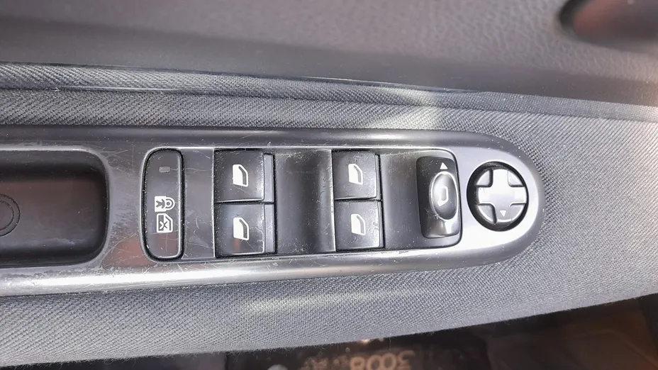 PEUGEOT 3008 -