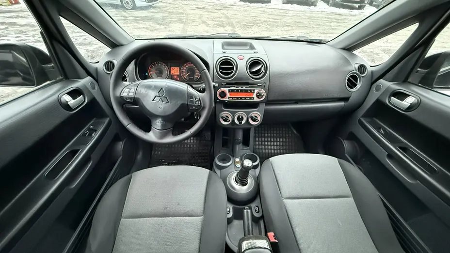 MITSUBISHI Colt -
