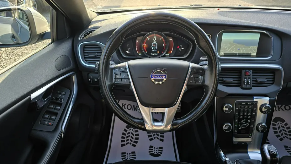 VOLVO V40 -