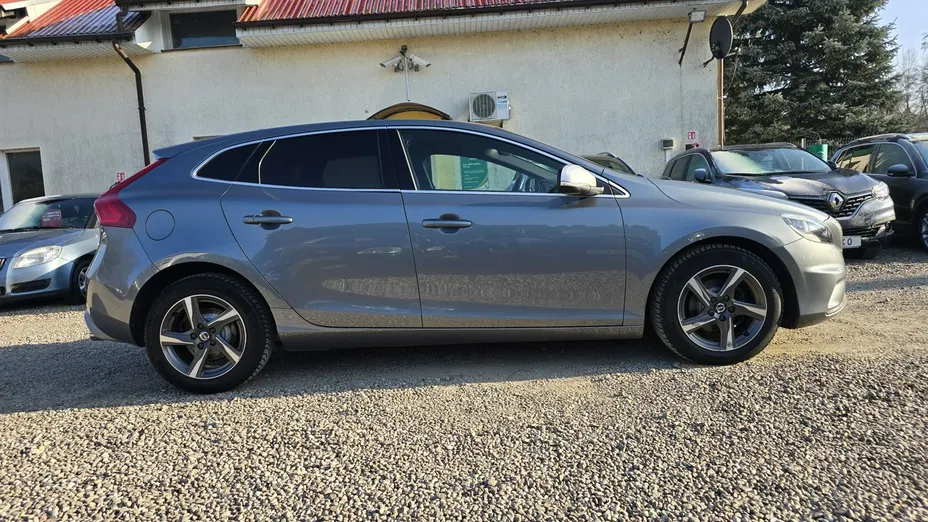VOLVO V40 -