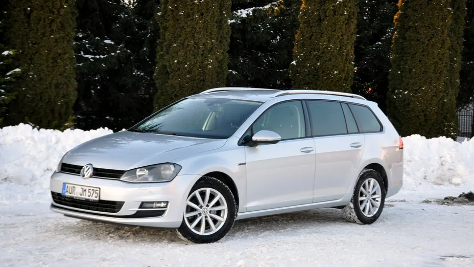 VOLKSWAGEN Golf -