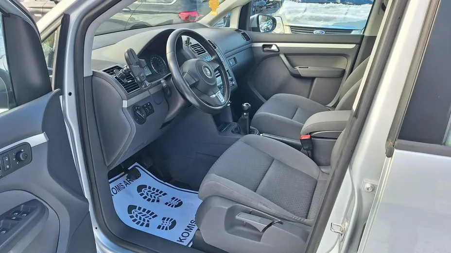 VOLKSWAGEN Touran -