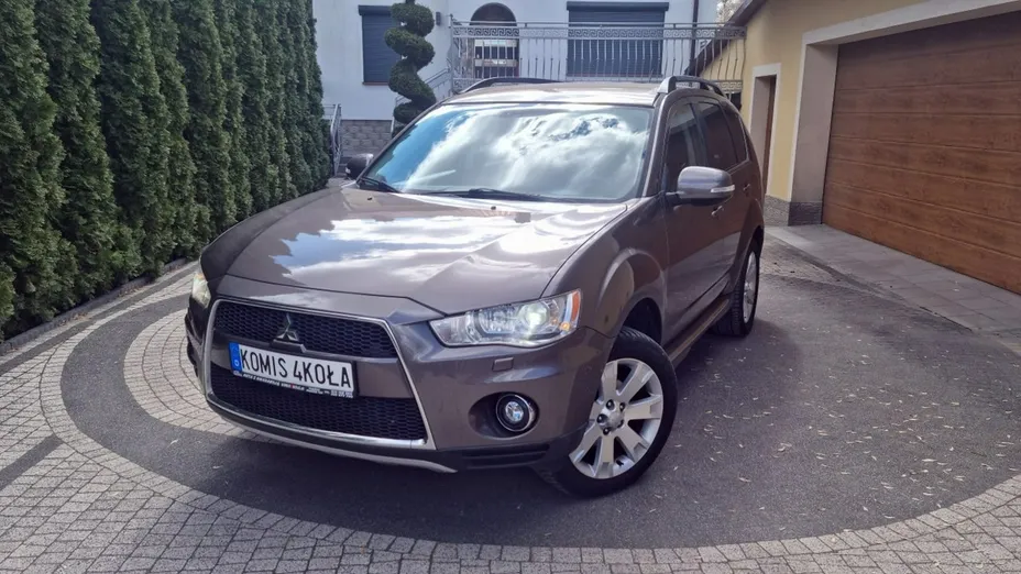 MITSUBISHI Outlander -